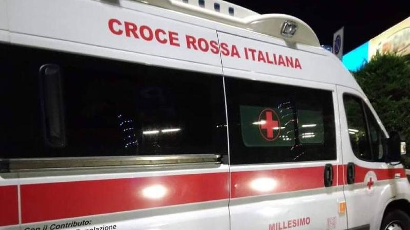 Lo scambia per un rivale e lo investe, ma era uno sconosciuto che si era fermato ad aiutare la ex
