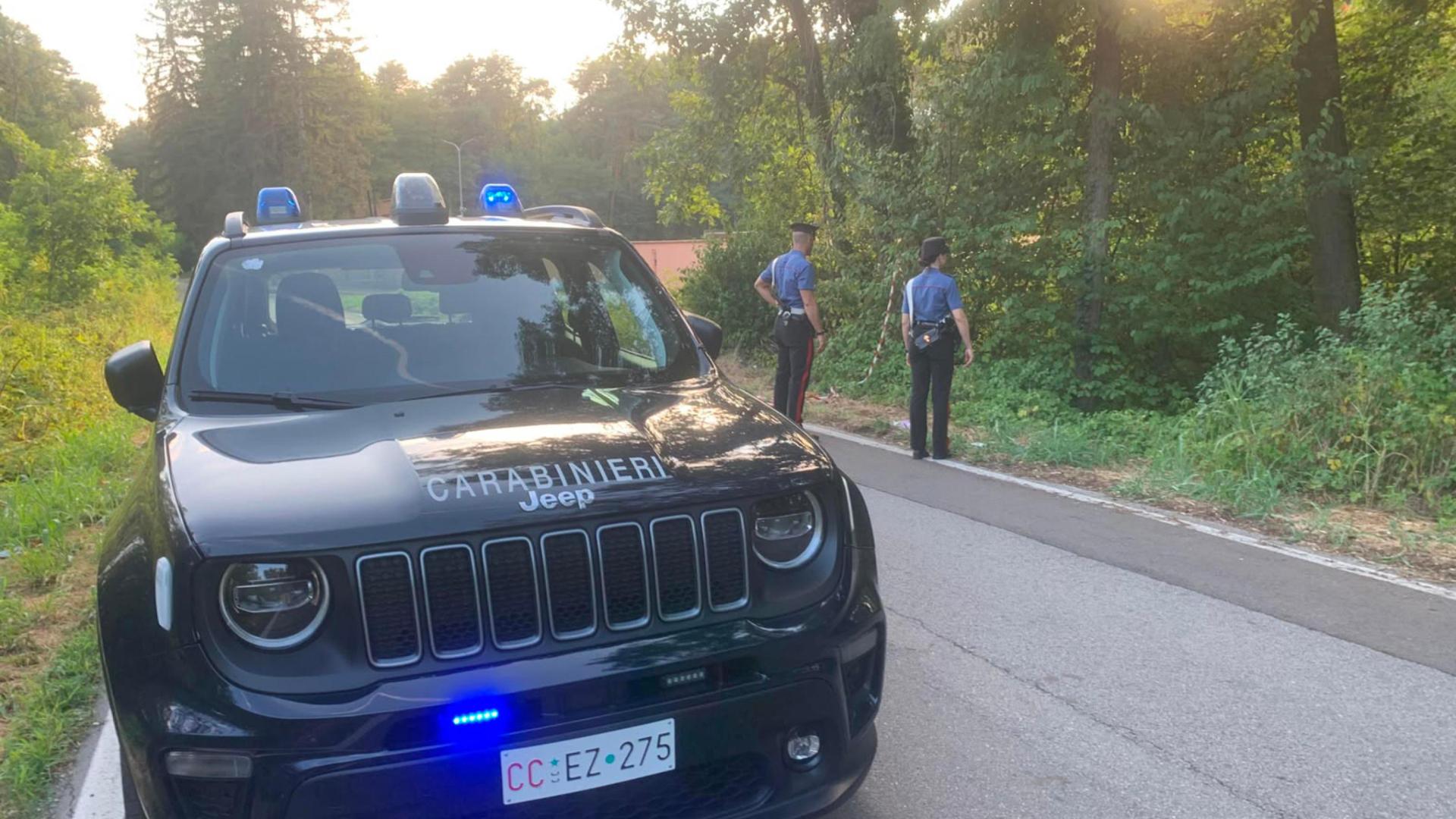 Uomo di 43 anni investe e uccide sconosciuto che lo aiutava a trovare strada, arrestato per omicidio