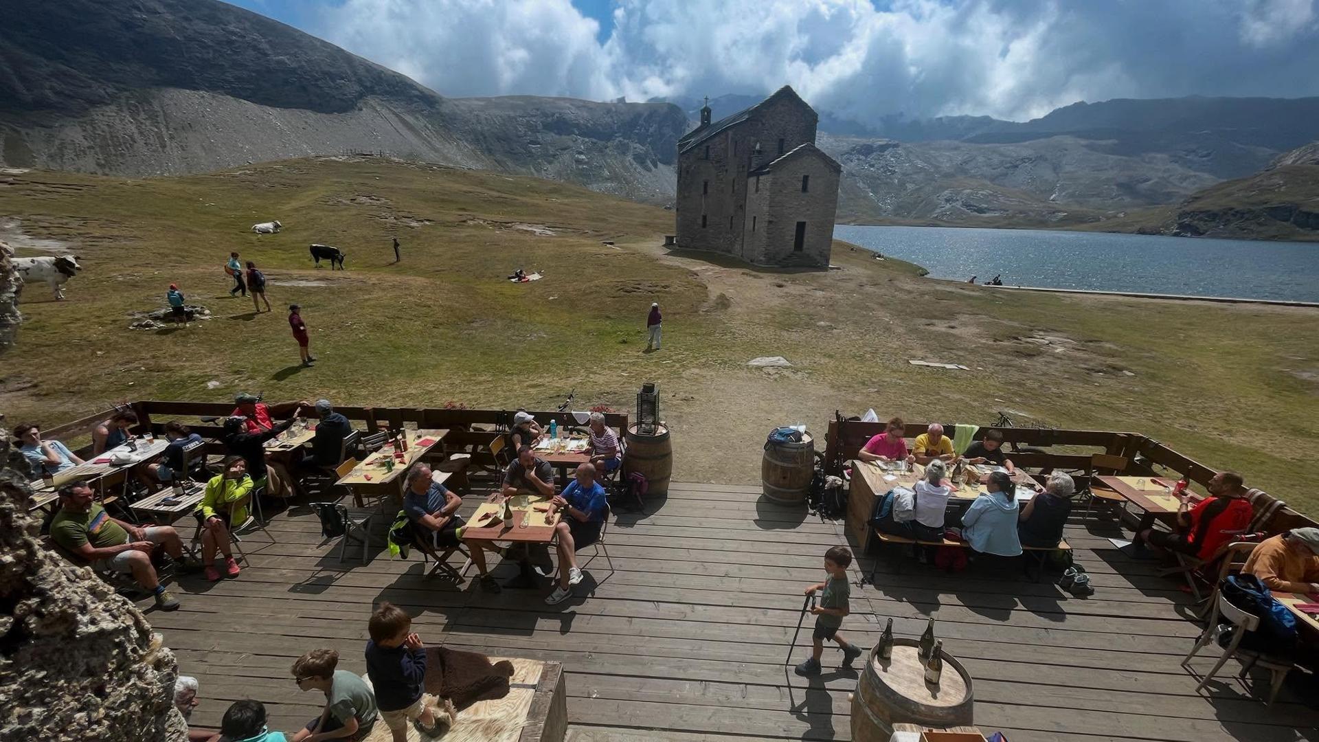  L-effetto-del-caldo-tropicale-turisti-in-alta-quota-affari-in-crescita-per-i-rifugi