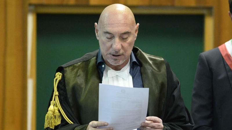 Imperia, in mutande al processo per direttissima: il giudice impresta una maglia all’imputato