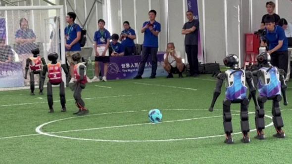 A Pechino i robot giocano a calcio da soli: scatti e decisioni senza comandi umani