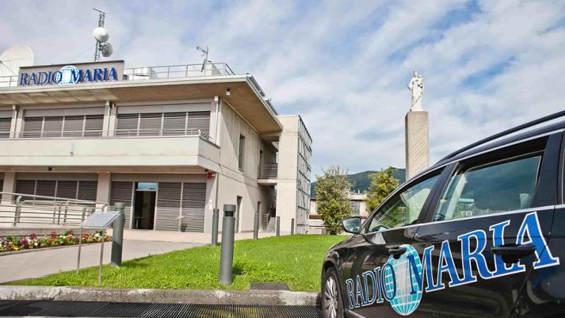 “Mi molesta con Radio Maria”, ma il giudice respinge la denuncia: “Un conforto per la mamma anziana”