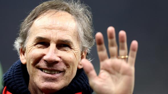 Addio a Franco Baresi: cori, striscioni e lacrime per l’ultimo saluto al Capitano. La diretta video