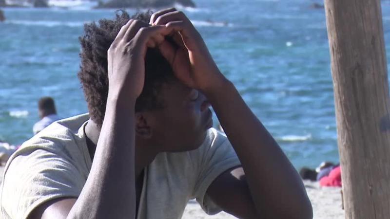 Ceuta, in spiaggia coi migranti ancora senza cibo: "Da tre giorni bevo solo acqua"
