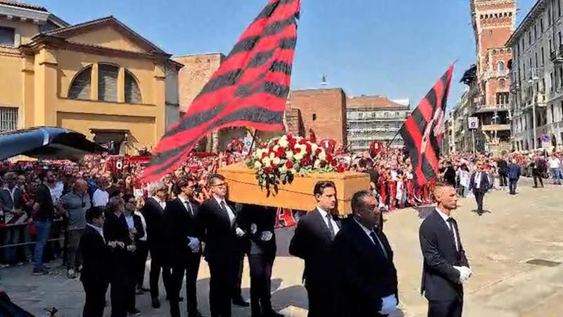"C’è solo un capitano", i cori dei tifosi accolgono il feretro di Franco Baresi in Sant’Ambrogio