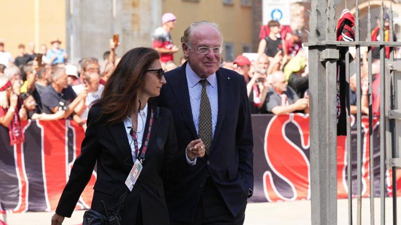 Funerali di Franco Baresi, fischi della Curva Sud per Scaroni e Cardinale davanti alla basilica