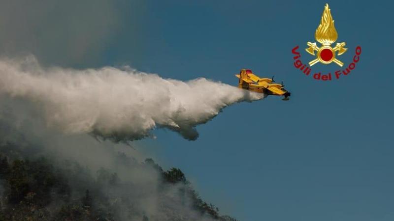 Un altro incendio a causa di un fulmine. Brucia la Valsesia tra Cravagliana e Monte Barone