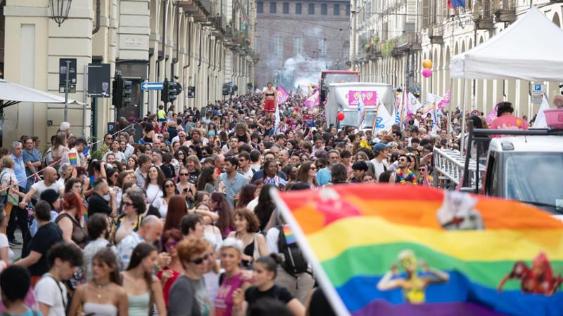 Il sindaco di Vercelli (Lega) sostiene il Pride. Futuro Nazionale: “Siete come la sinistra”