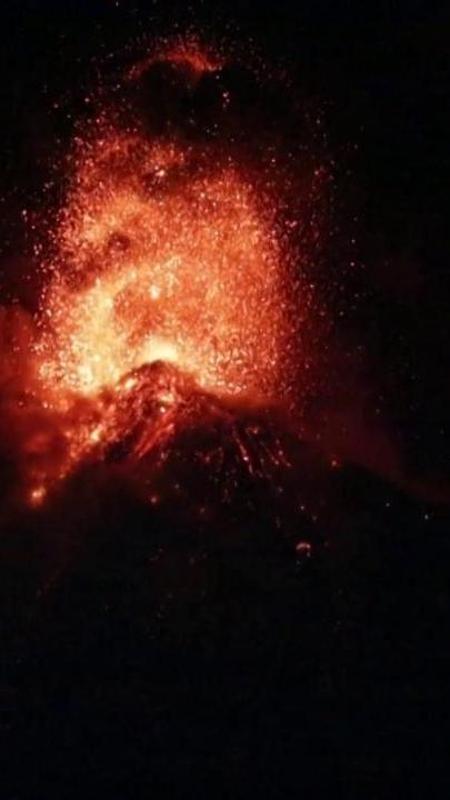 Torna l'allerta sul Fuego, il vulcano della tragedia del 2018: la lava illumina la notte