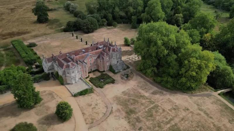 La siccità svela un monastero medievale nascosto sotto i prati di una storica tenuta inglese