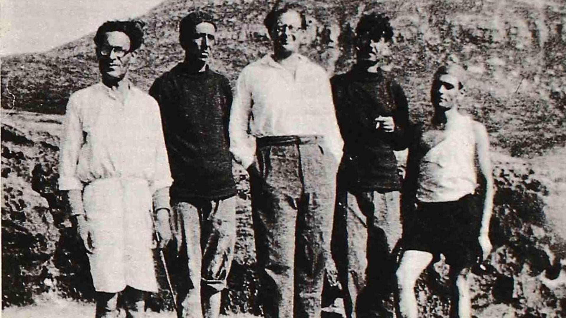 Un gruppo di fuggitivi si prepara a una fuga segreta da Lipari, con la mappa della rotta e la collaborazione di un comandante esperto