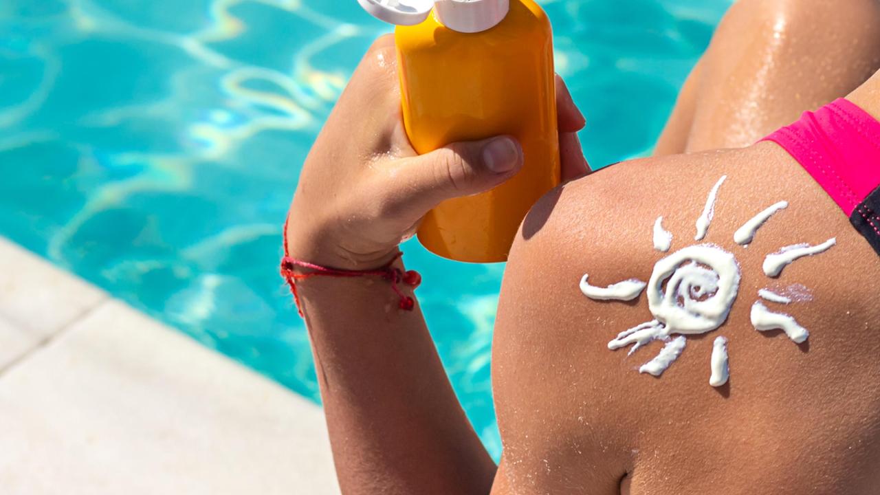 Creme solari e social: “Attenzione ai falsi miti c’è il rischio di tumori”