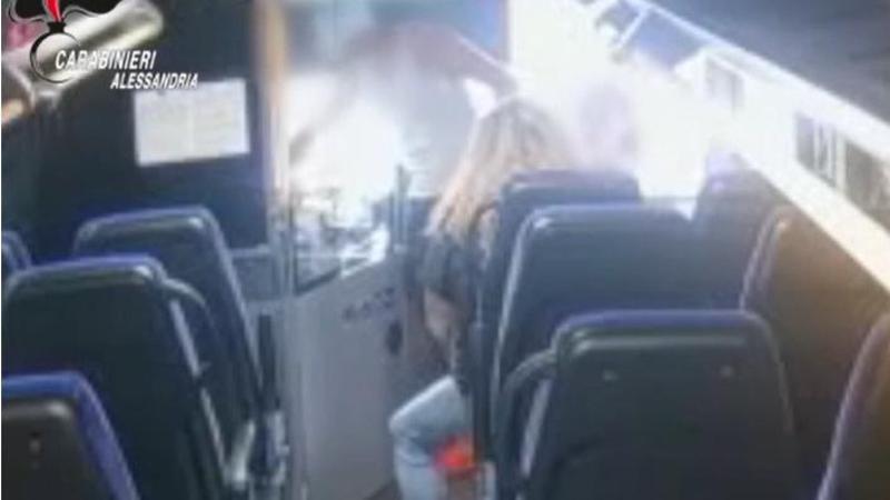 Fidanzati non pagano il ticket del bus e aggrediscono l’autista, denunciati grazie alle telecamere