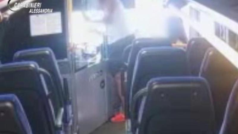 Volevano salire senza biglietto e aggrediscono l'autista del bus. Le immagini delle telecamere
