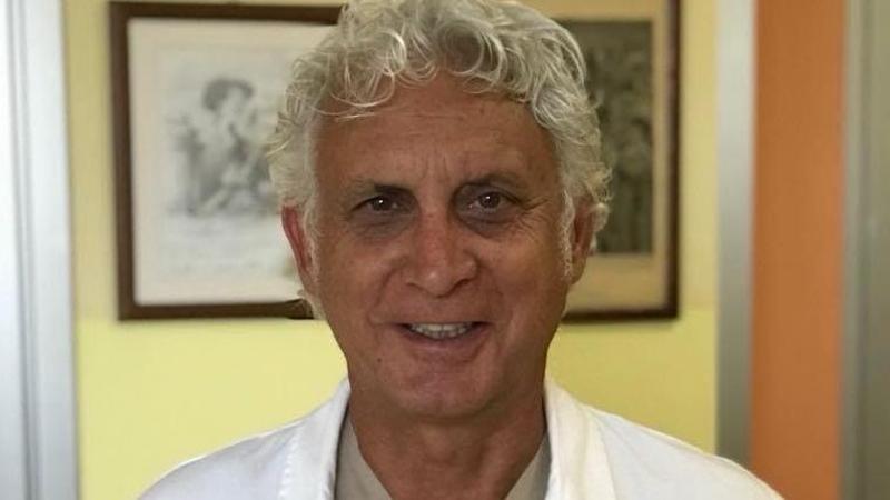 Arresto cardiaco in strada dopo la rapina alla moglie, salvato dal primario che passava per caso