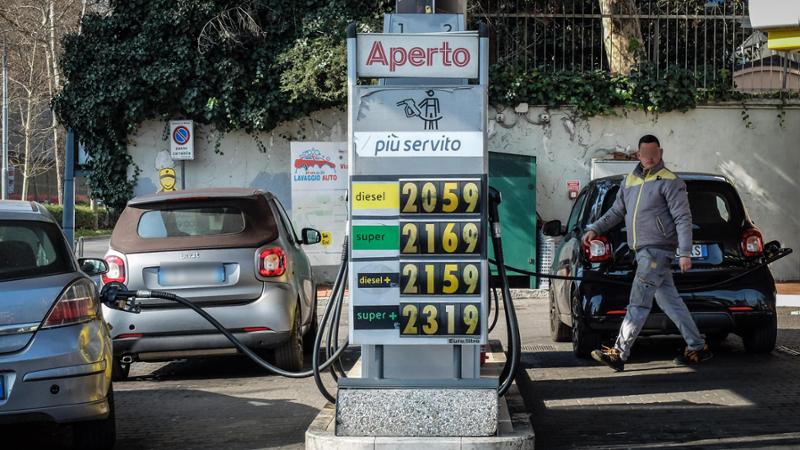 Blitz della Guardia di Finanza contro i distributori di carburanti irregolari a Roma
