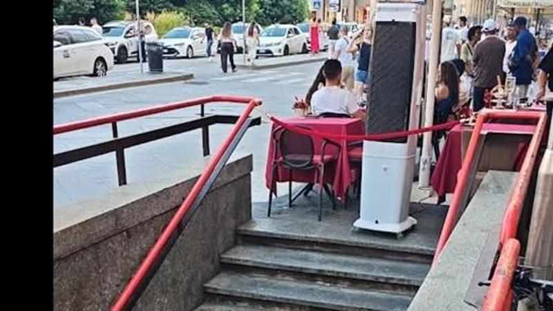 Milano, l’accesso alla metro di piazza Duomo chiude prima per far posto ai tavolini del bar