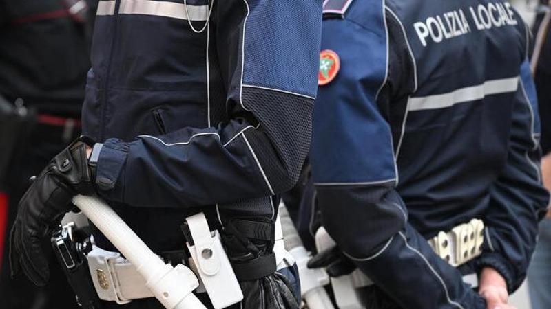 Derubarono il pusher in arresto, una commissaria della polizia locale e 4 agenti in carcere a Milano