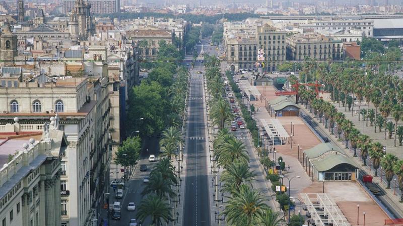Barcellona, la città dei superblocchi: così ha trasformato le strade in rifugi contro il caldo