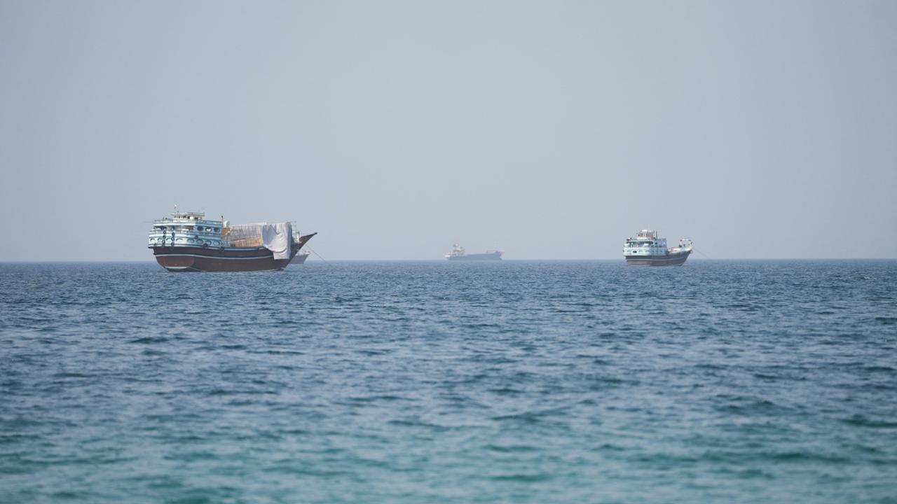 Accordo Iran-Oman per riapertura di Hormuz. Scorte missili Usa basse, Trump: “Non è vero, traditori”
