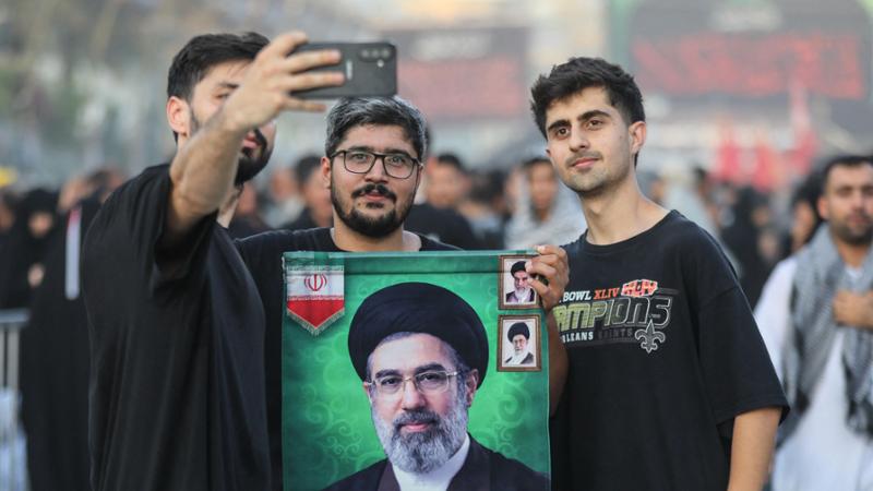 Il giallo di Khamenei, scomparso dopo i raid. L’opposizione ai pasdaran: è in punto di morte