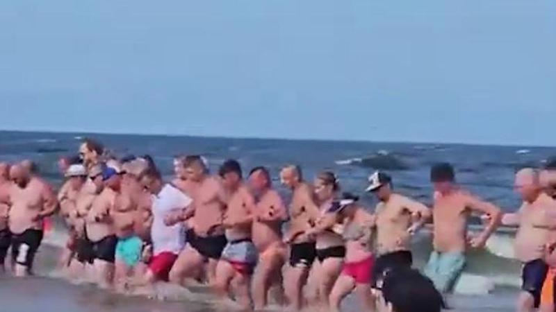 Mar Baltico, sparisce bambino di 2 anni in spiaggia: in centinaia formano una catena umana per trovarlo