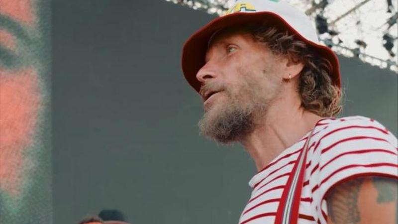 Jovanotti ferma le prove e chiama tutti sul palco: l'omaggio a Guccini
