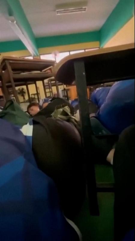 Thailandia, gli studenti si nascondono sotto i banchi durante la sparatoria a scuola
