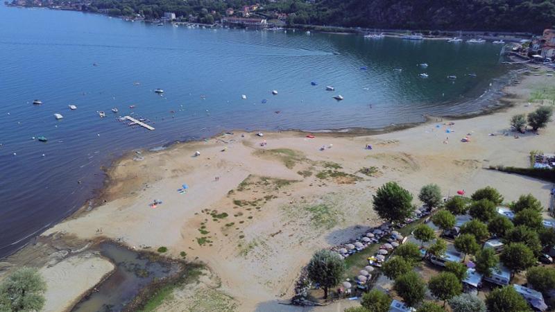 L'acqua arretra e spuntano nuove spiagge, la grande secca del Lago Maggiore