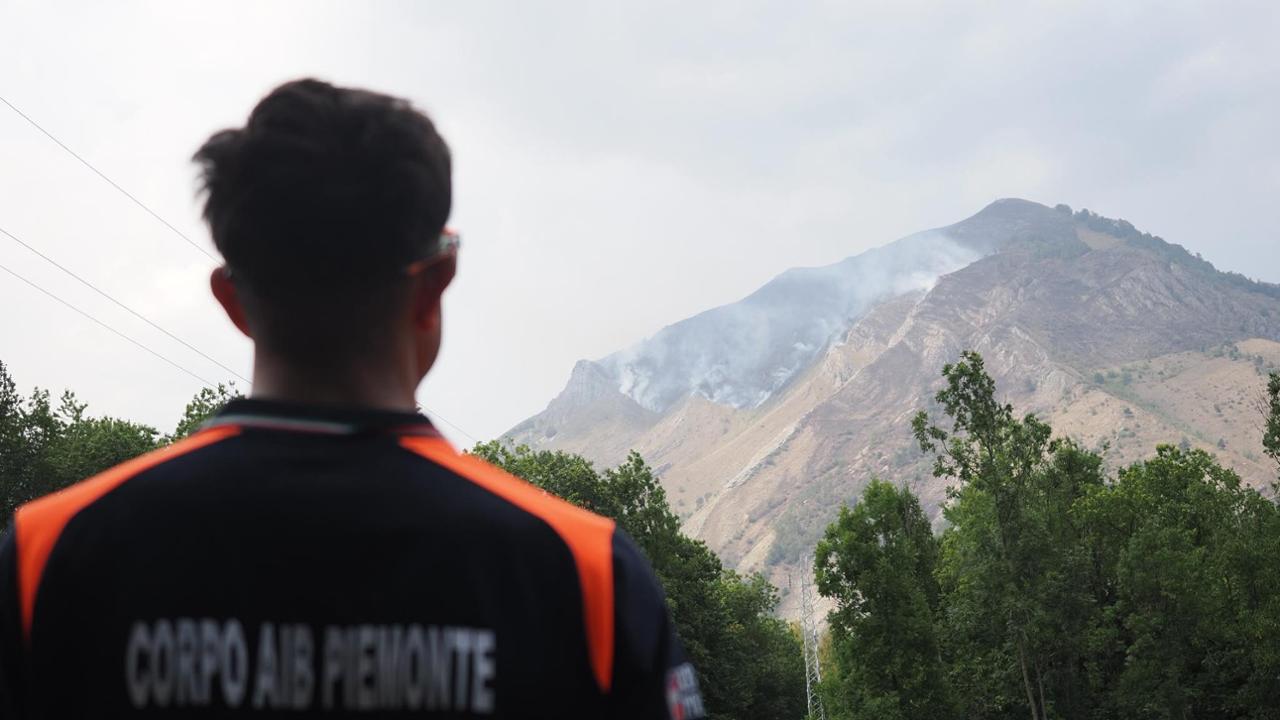 In fiamme 90 ettari di bosco nel Cuneese, evacuata la borgata di Desertetto: cento sfollati