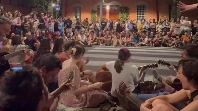 Il popolo di Guccini canta sotto casa sua: via Paolo Fabbri 43 diventa un coro
