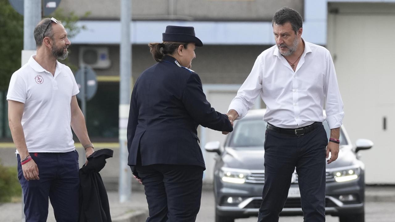 Lega, Salvini rinvia la resa dei conti: “Adesso non ho tempo per le polemiche”
