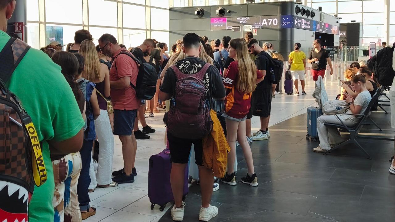 Madrid: controlli per chi arriva dall’Italia. Meloni: “No ai ricatti”. Timore per i turisti italiani