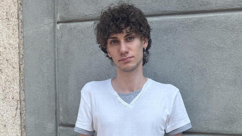 Insulti e scritte omofobe sui muri, Vincenzo sfida gli odiatori: “Ho deciso di dire basta”