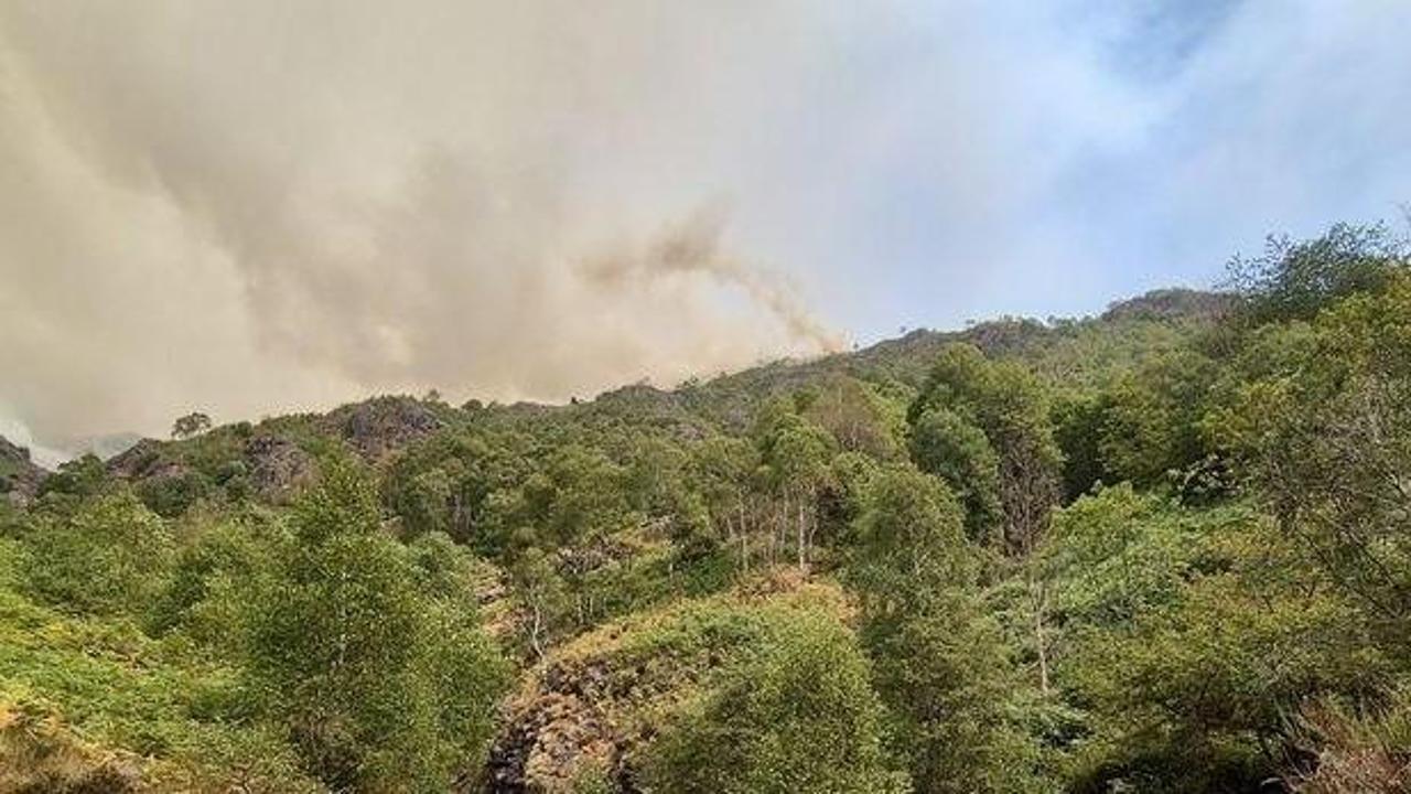 Monte Barone in fiamme: “Solo la pioggia può salvarci”. Strade chiuse, famiglie allertate a Coggiola