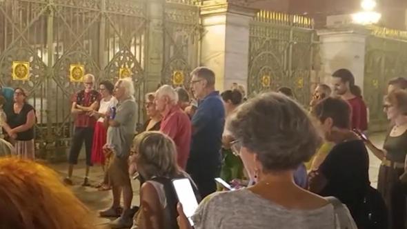 Torino canta Guccini: in piazza Castello il flash mob sulle note del Maestro