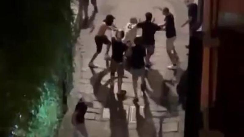 Genova, uomini incappucciati e armati di spranghe seminano il panico: notte di paura in centro