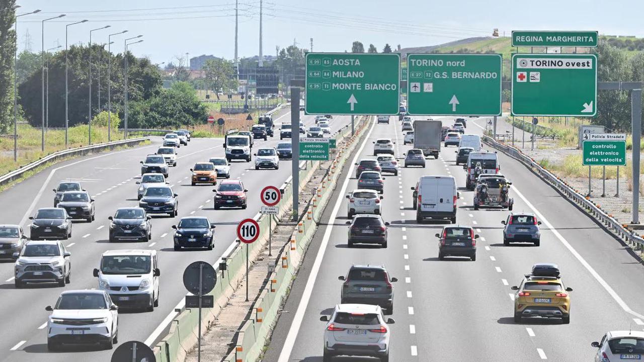 Codice della strada, 15 novità allo studio: patente B a 17 anni e sorpasso a destra in autostrada