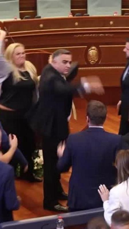 Kosovo, uova contro il premier in Parlamento: la protesta per lo stallo politico