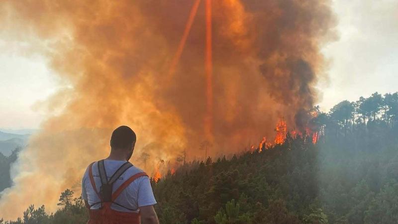 A Mornese riprende l’incendio e si estende fino ai laghi della Lavagnina