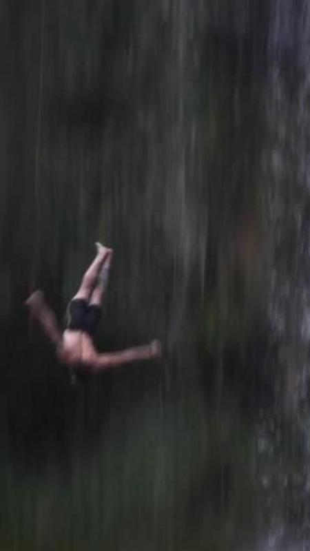 Un tuffo nel vuoto: la folle sfida dei nuotatori che si lanciano dalla cascata di Jajce