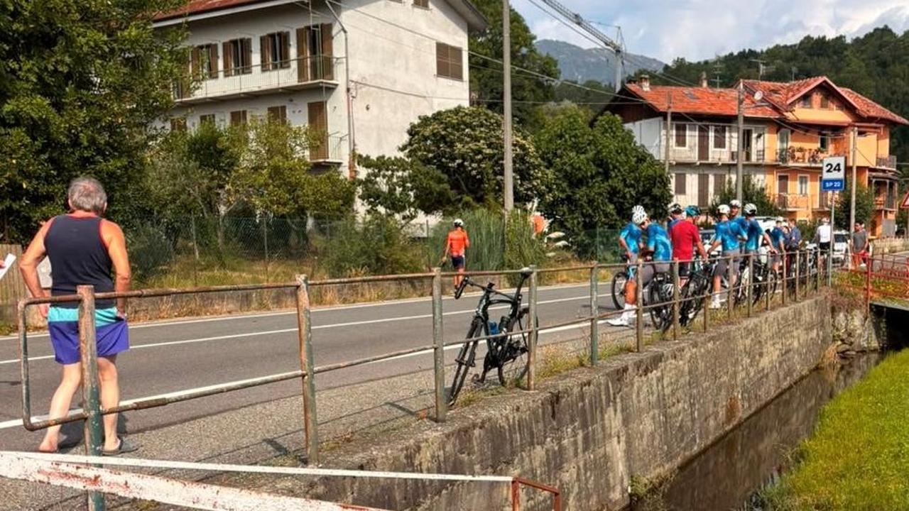 Ciclisti investiti, la moglie di un sopravvissuto: “Salvato dal casco da 800 euro che non volevo”