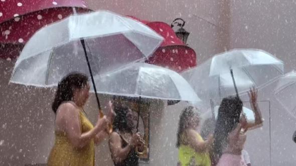 Dubai, pioggia artificiale nel deserto: la strada climatizzata a 27 gradi mentre fuori ce ne sono 47