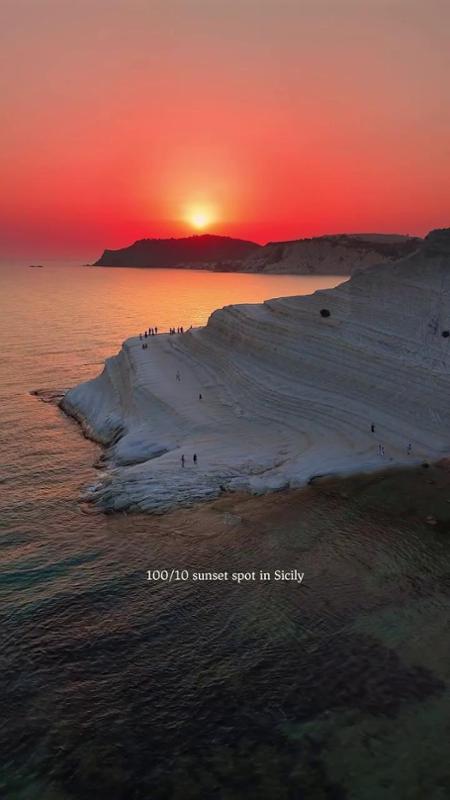 Scala dei Turchi, la marna bianca si accende con i colori del tramonto