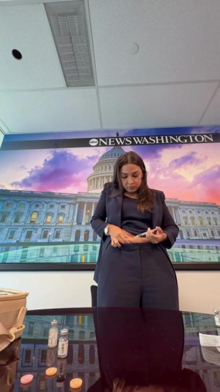 Ocasio-Cortez, le iniezioni per congelare gli ovuli prima di andare in tv: "Voglio mostrare cosa significa"
