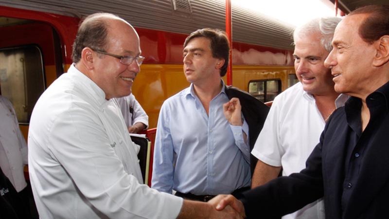 Lavitola (al centro) con Silvio Berlusconi nel 2010 a Panama