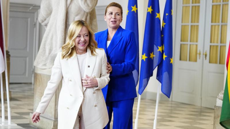 Meloni-Frederiksen, la strana coppia. Così cade il tabù politico sui rifugiati