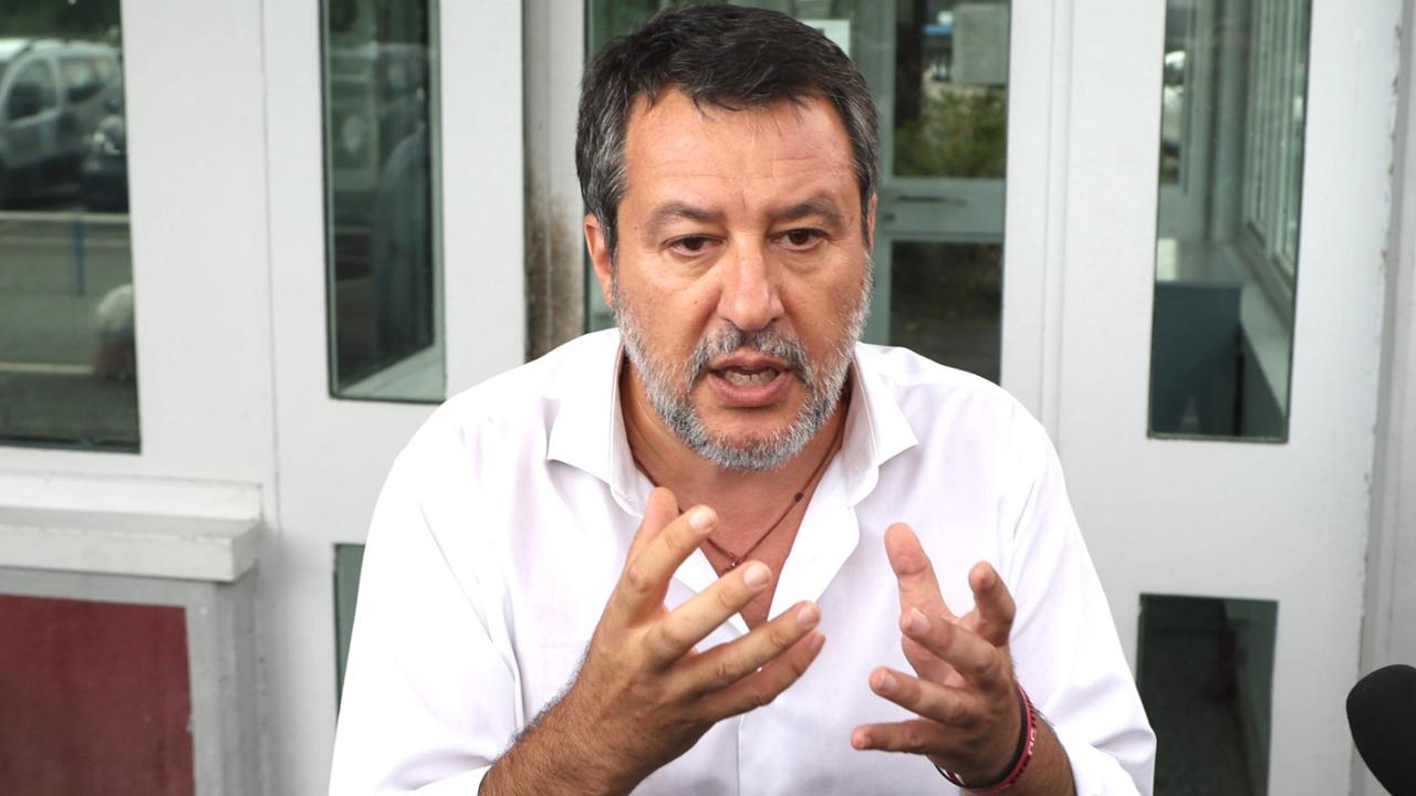 Manovra, Salvini riapre il fronte banche: “Versino il 5% degli utili”