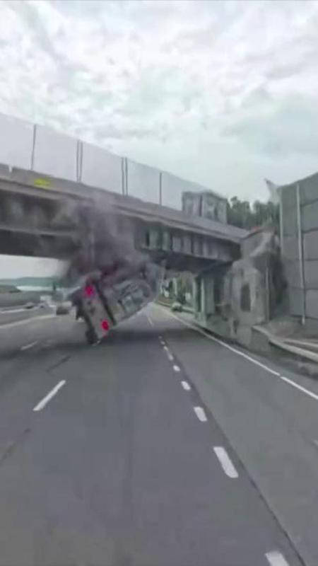 Il camion è troppo alto: colpisce il ponte e si ribalta sull'autostrada