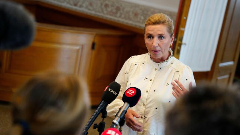 Migranti, la premier danese Frederiksen rilancia: “Pronta a chiudere le frontiere”